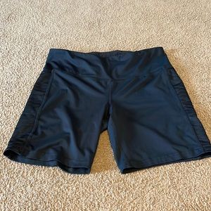 Brooks running shorts with side pocket. 6in inseam.